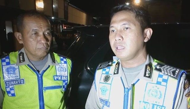 Kebablasan Mak! Seorang Ibu di Depok Marah-Marah Maki Anggota Polisi Saat Dicegat Kebablasan Mak! Seorang Ibu di Depok Marah-Marah Maki Anggota Polisi Saat Dicegat