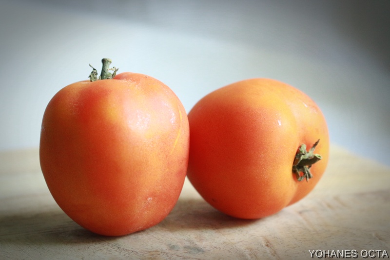 Two tomatoes. Томат бочонок f1. Томат оранжевый персик. Томат персик оранжевый (Orange Peach). Сорт томата персик.