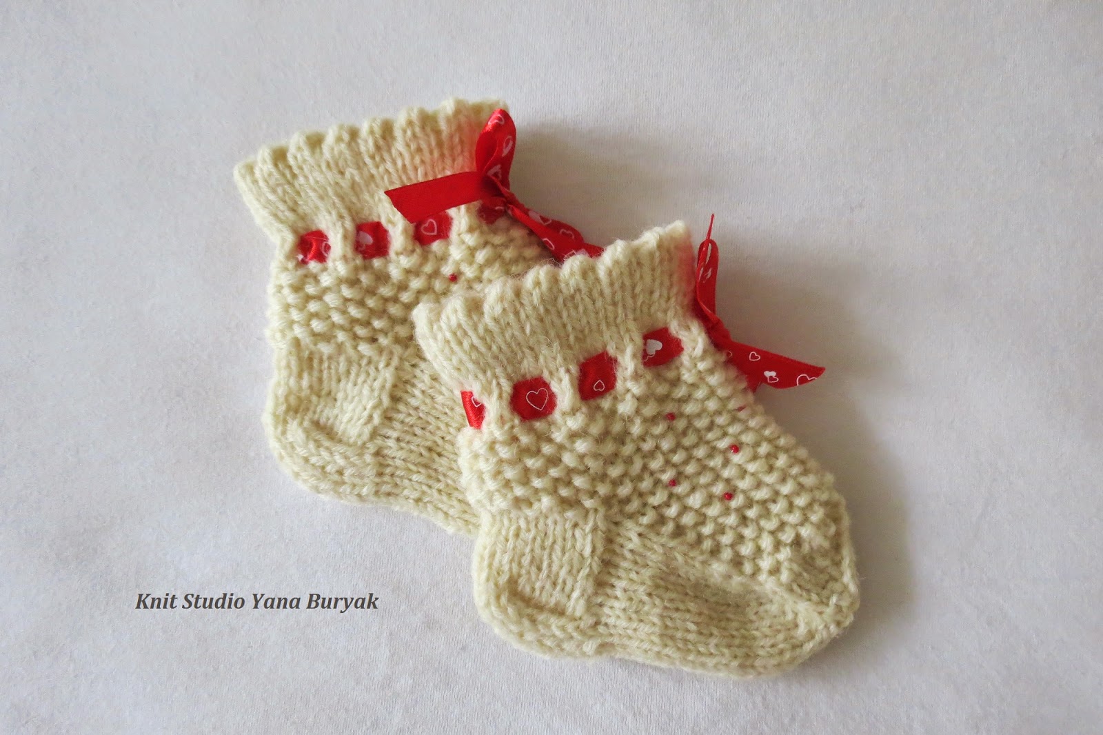 Носочках ребенок связать. Вязаные носки для новорожденных. Детские носки спицами для новорожденных. Носочки для новорожденного спицами. Грудничок носки вязаные.