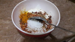 mix-spices-in-the-yogurt