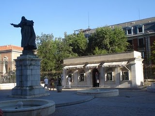 Exposición de los mantos de la Virgen de la Almudena en la Catedral de la Almudena