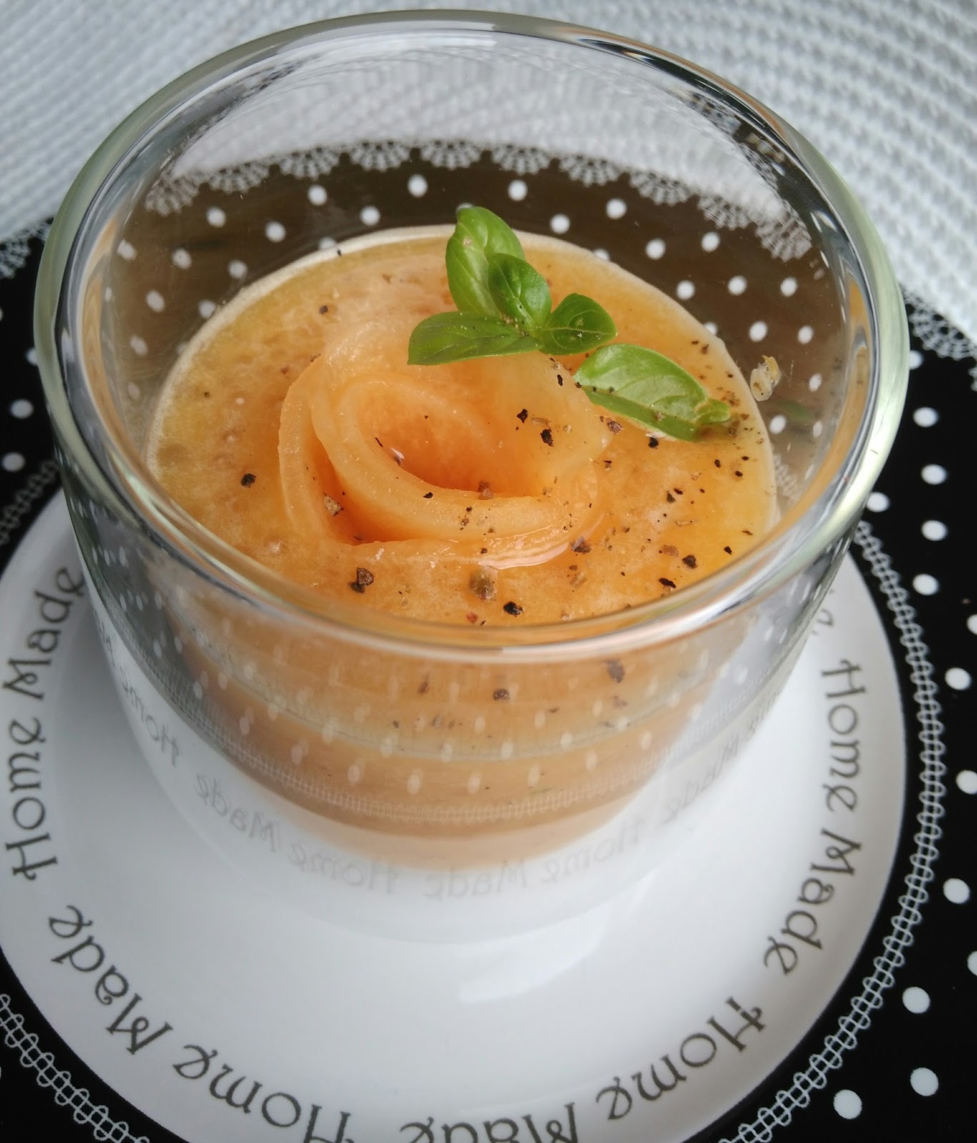 Gaspacho de melon au basilic et perles Japon