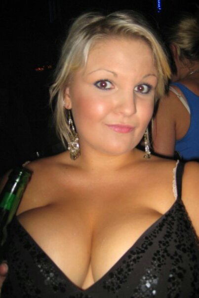 clueview: Chubby blonde sporting a pair of fantastic boobs.