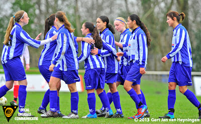 Vreugde bij de meiden van SVS na het scoren van het tweede doelpunt tegen RCL in Leiderdorp.