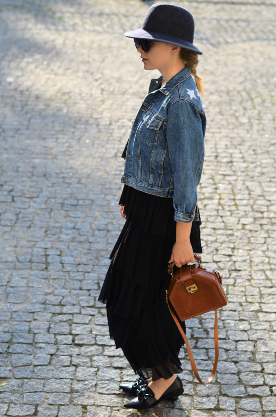sukienka maxi falbany Zalando, kurtka jeansowa, kapelusz Tkmaxx i torebka vintage, buty Zara