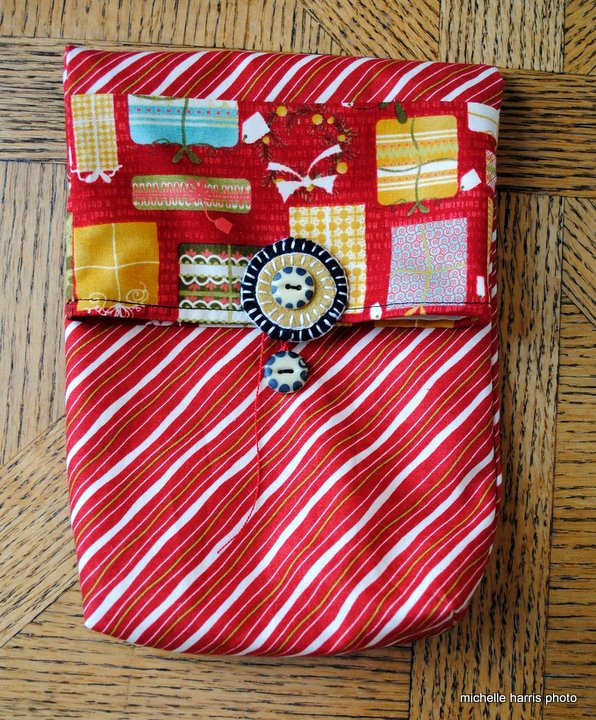 Periwinkle Quilting and Beyond: Christmas Fabric Gift Bag Tutorial
