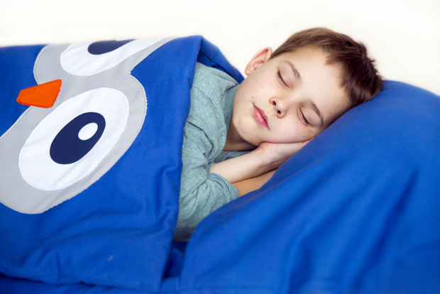 Saiba a importância de readaptar a rotina do sono das crianças na volta às aulas