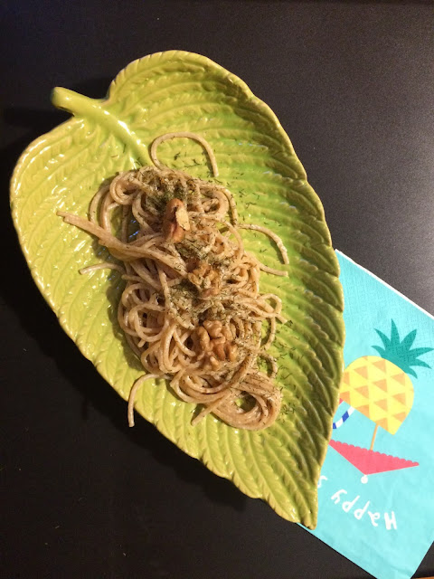 Spaghetti velocissimi con olio al tartufo, robiola e noci