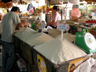 Рис, важный атрибут азиатской кухни - в Phsar Thmei - центральный рынок в Пномпене, Камбоджа Есть и быть EatAndBe.ru