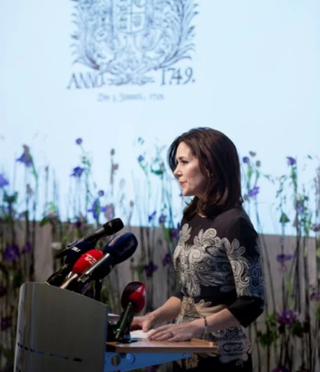 Crown Princess Mary wore Oscar de La Ranta Print dress, Quidam Alligator Clutch, Gianvito Rossi Pumps, Massimo-Dutti Reversible coat