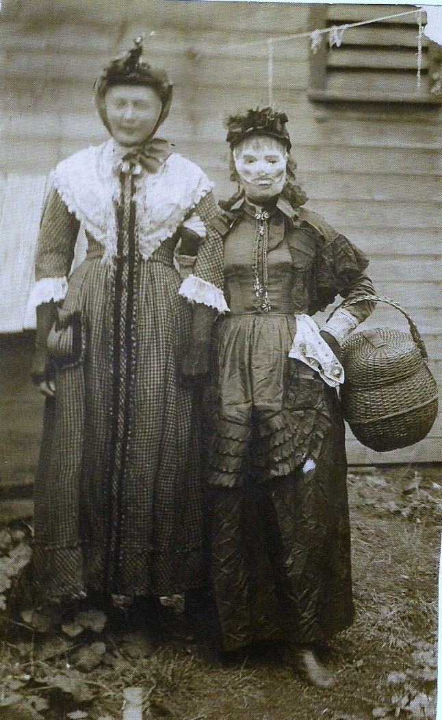 30 Vintage Photos of People Wearing Strange and Creepy Masks vintage