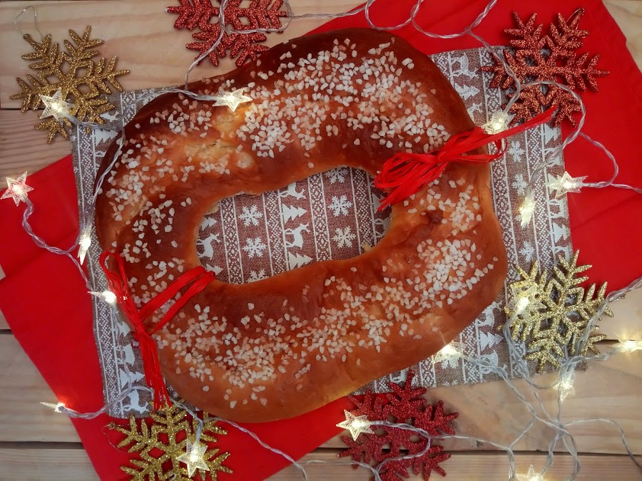 Roscón de Reyes con aceite de oliva virgen extra. Receta tradicional navideña. Masas, levados, agua de azahar, AOVE, hecho en casa, reyes magos, ilusión, receta sencilla. Desayuno, merienda, postre.