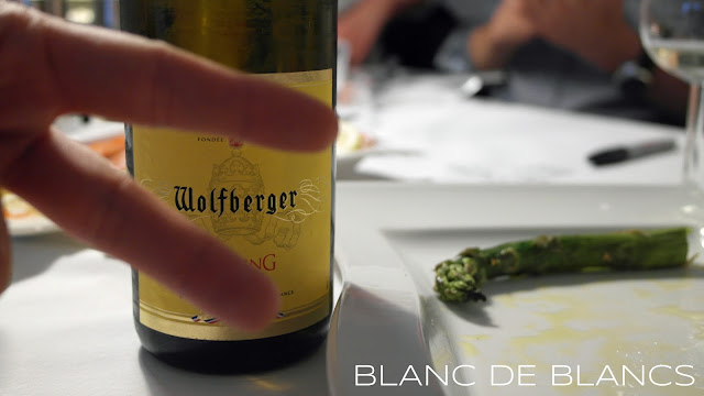 Wolfberger Riesling photobombed - www.blancdeblancs.fi