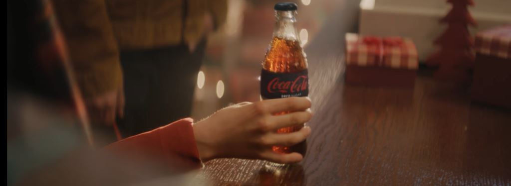 Pubblicità Coca Cola con il bambino che regala la bibita per il Natale 2016: ragazza e modella spot