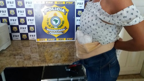 Conquista: Falsa grávida é presa transportando 1,5 kg de cocaína