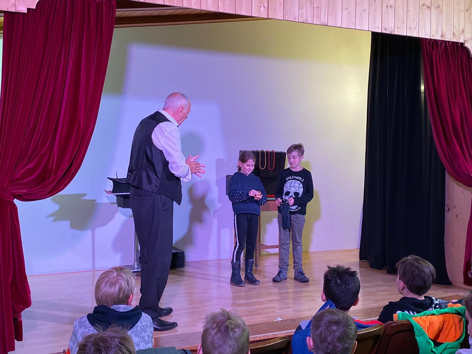 Birgit Murmann Fackelwanderung Zum Schloss In Neukirchen Austria