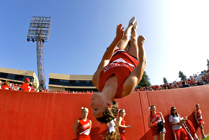 Cheerleaders Sport World Fresno State Cheerleader Is Head Over Heels