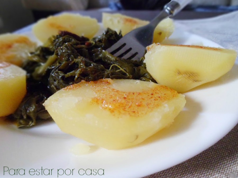 Patatas con grelos