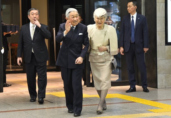 Emperor-Akihito-and-Empress-Michiko-2.jpg