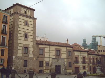 «Casa y Torre de los Lujanes (Madrid) 01» de Luis García. Disponible bajo la licencia CC BY-SA 2.0 vía Wikimedia Commons - https://commons.wikimedia.org/wiki/File:Casa_y_Torre_de_los_Lujanes_(Madrid)_01.jpg#/media/File:Casa_y_Torre_de_los_Lujanes_(Madrid)_01.jpg