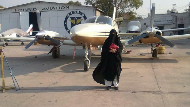 Pilot Wanita Bercadar ini Pecahkan Rekor Dunia Pilot Wanita Bercadar ini Pecahkan Rekor Dunia