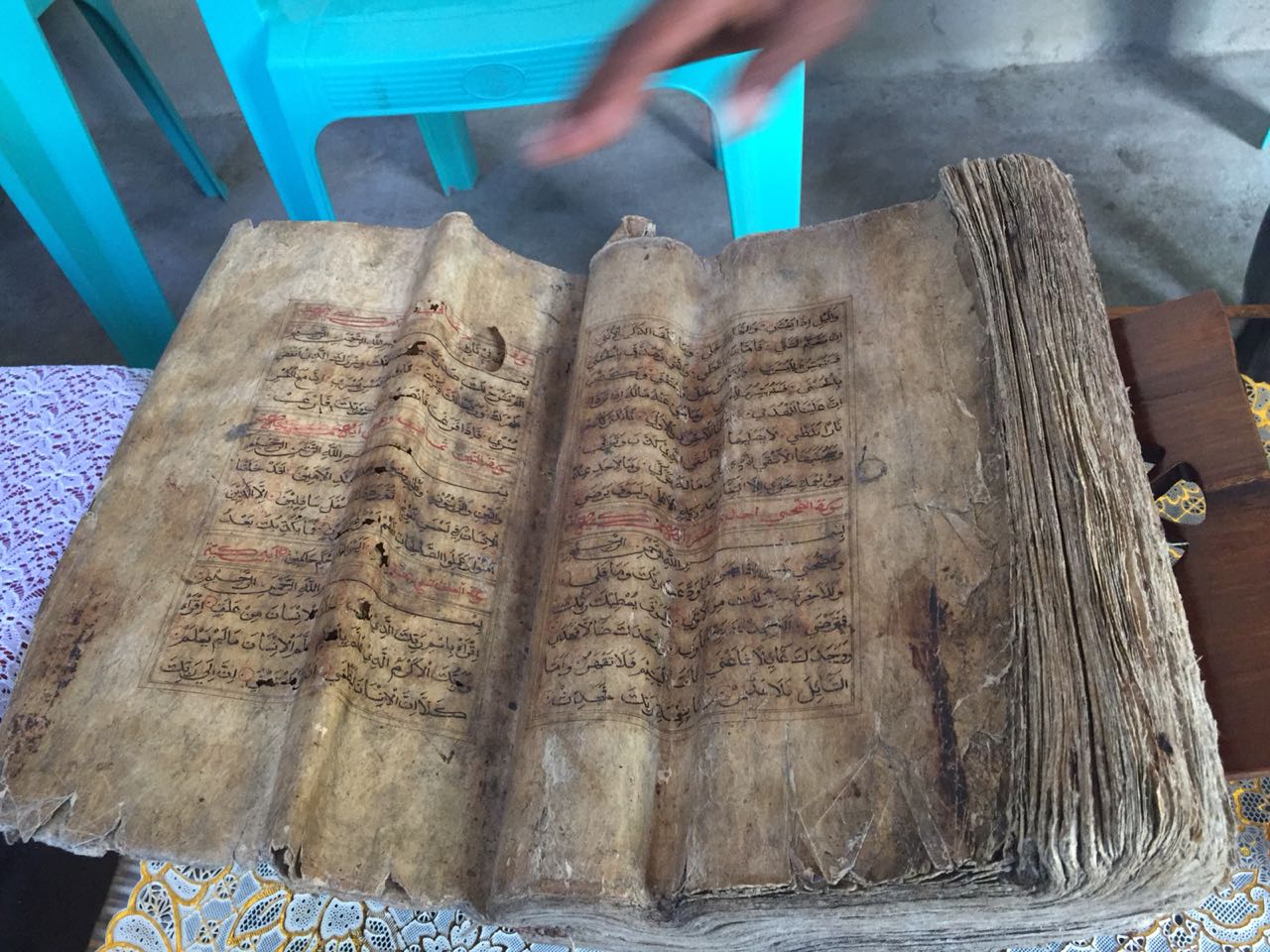TASTY VIE Al Quran dari kulit  kayu  sebagai jejak 