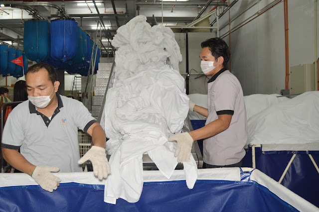 Pekerja Laundry First World Hotel sedang bertugas Pakej Behind The Scenes Tour Resorts World Genting