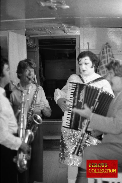Les clowns Martini Llata au cirque Pinder Jean Richard , Annemasse juillet 1974 Photo Hubert Tièche    Collection Philippe Ros 