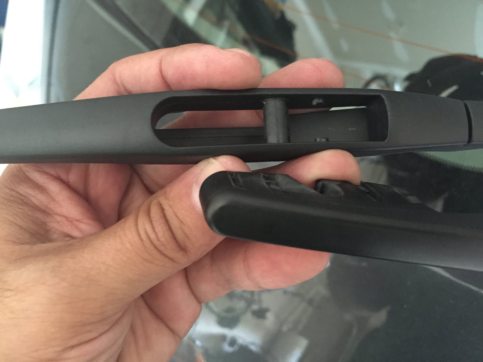 Technology, running N'At How to replace Nissan Leaf rear wiper blade