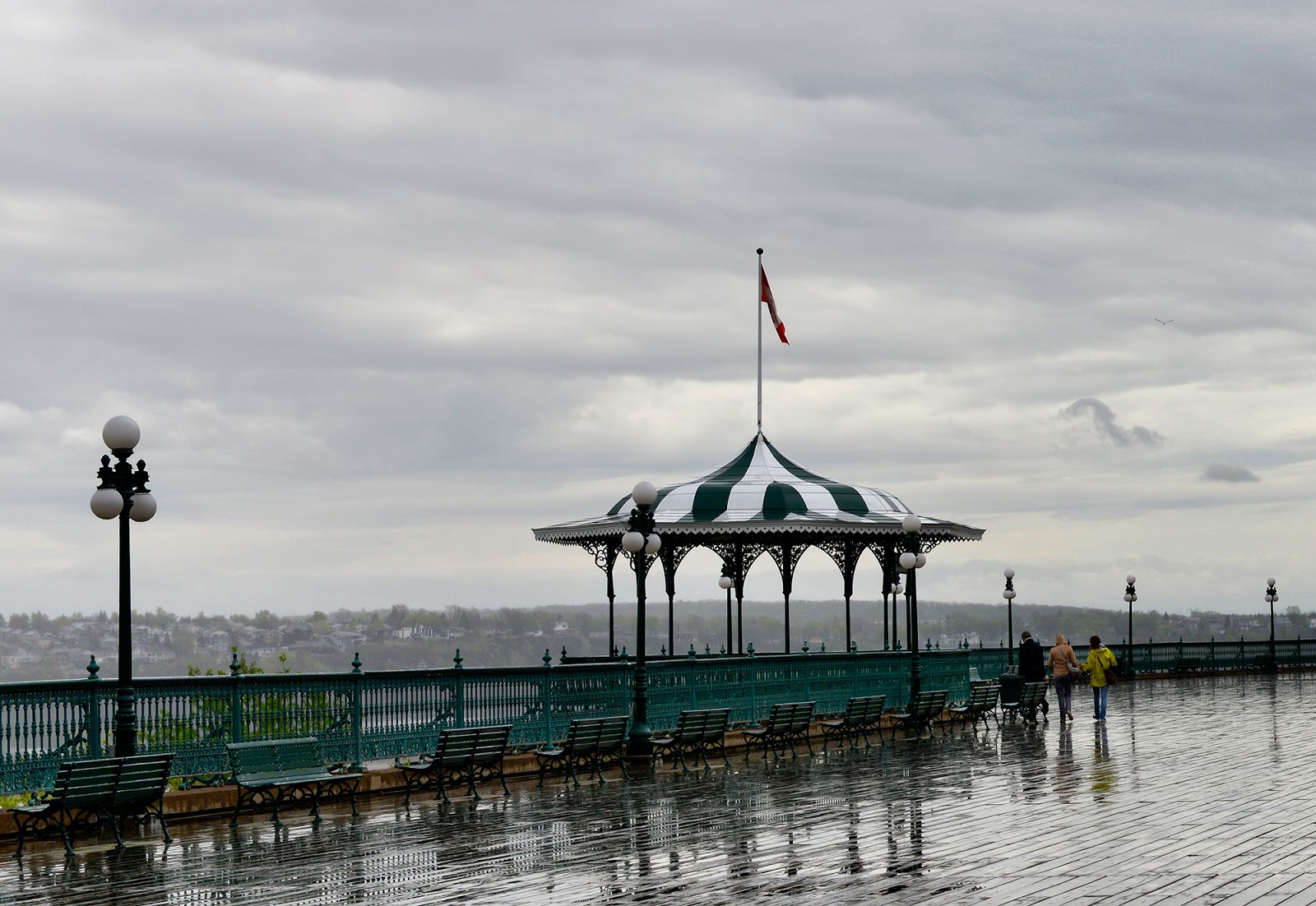 Photos, mots et dessins La terrasse Dufferin sous la pluie....