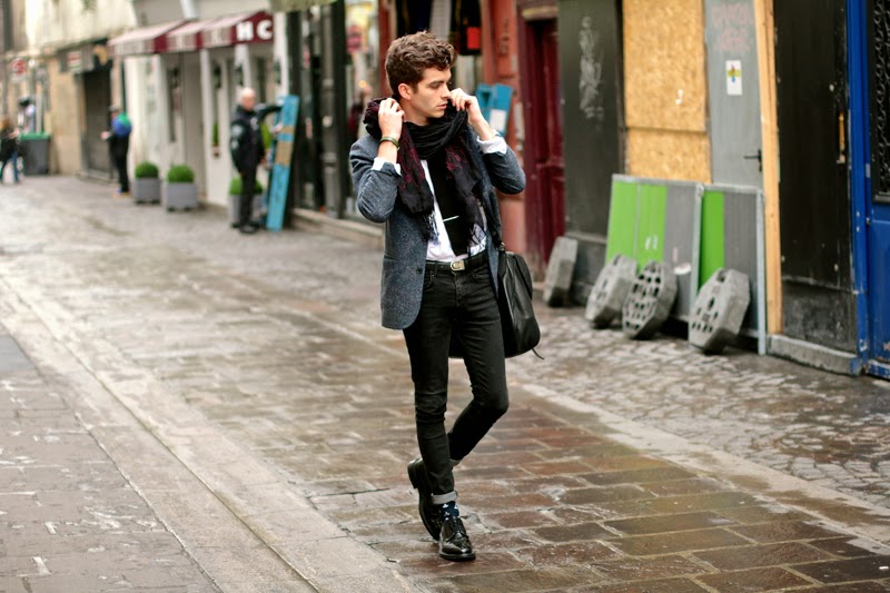 BLOG MODE HOMME PREPPY DANDY CONSEIL STYLE PARIS ELEGANCE TENDANCE JEUNE sandro blazer - givenchy bag sac messenger dries van noten scarf écharpe brodée churrch's shoes richelieu blog mode homme