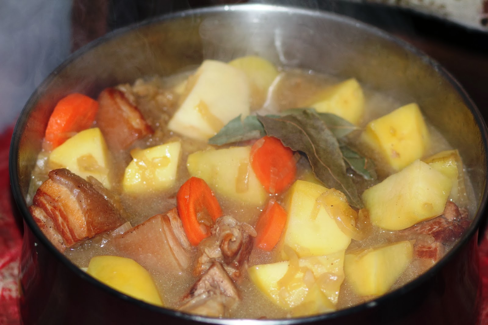 Тушеная грудинка с картошкой