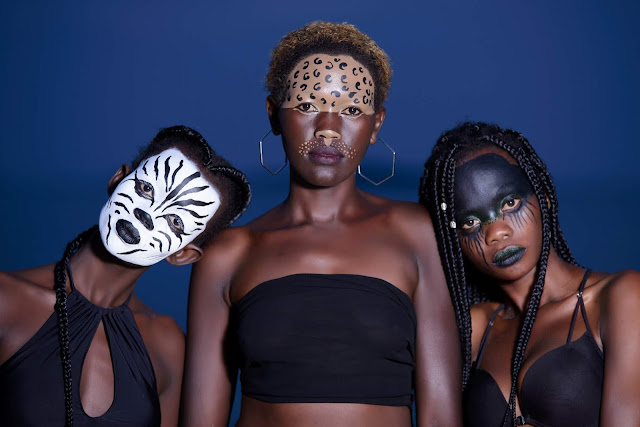 mujeres de raza negra utilizando mascara