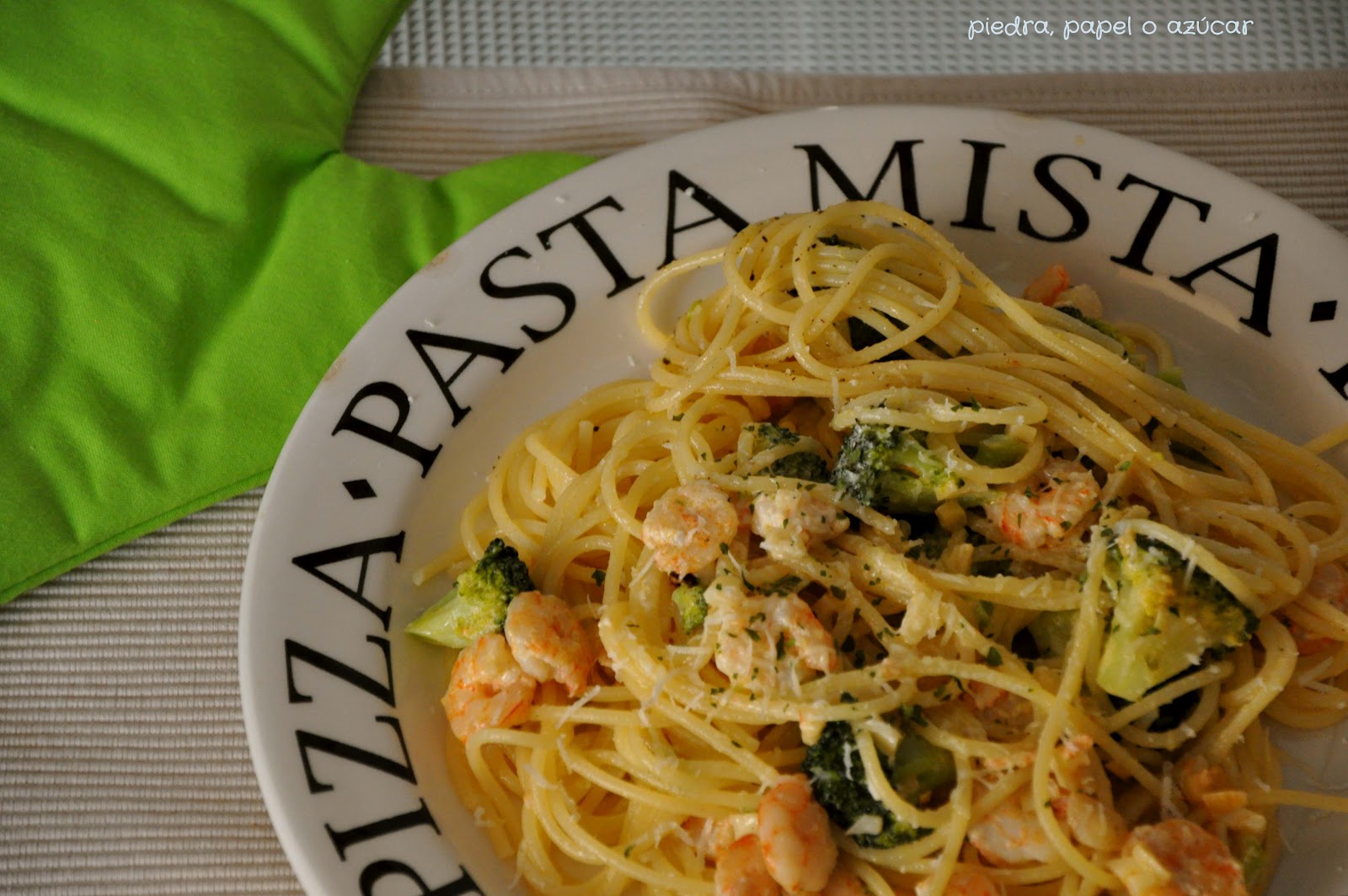 Espaguettis con brócoli y gambas Piedra, papel o azúcar