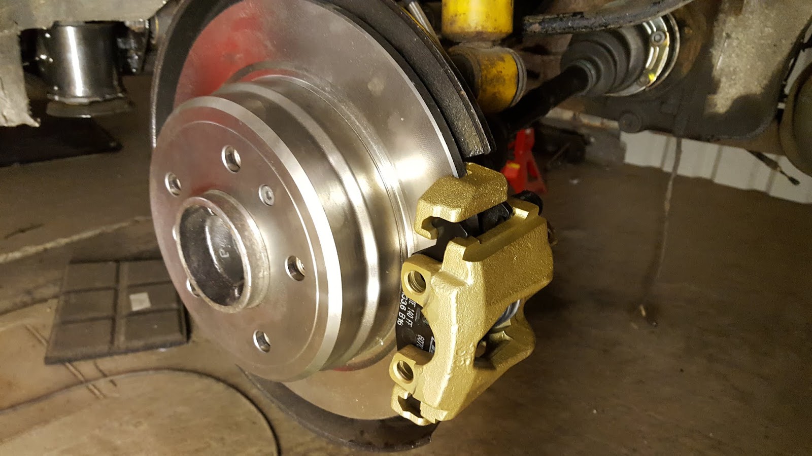 E24 Overhauling rear brake calipers