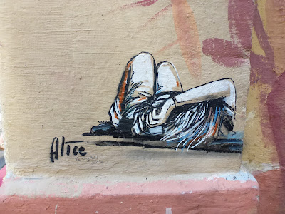 Großes Bild: Am Boden zerstört... oder nur schlafend? Stencil von Alice in Marseille
