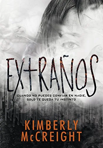 Portada en español del libro Extraños de Kimberly McCreight (The Outliers).