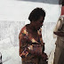 Ushirikina Simiyu!! MWANAMKE MCHAWI AKUTWA AKIWA UCHI ,AMENASA KAMA POPO JUU YA  NYUMBA YA MTU...ADAI ALIACHWA NA DEREVA WAKE