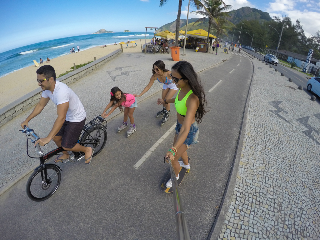 Aventuras da Madu Patins, skate e bike na Praia do Recreio