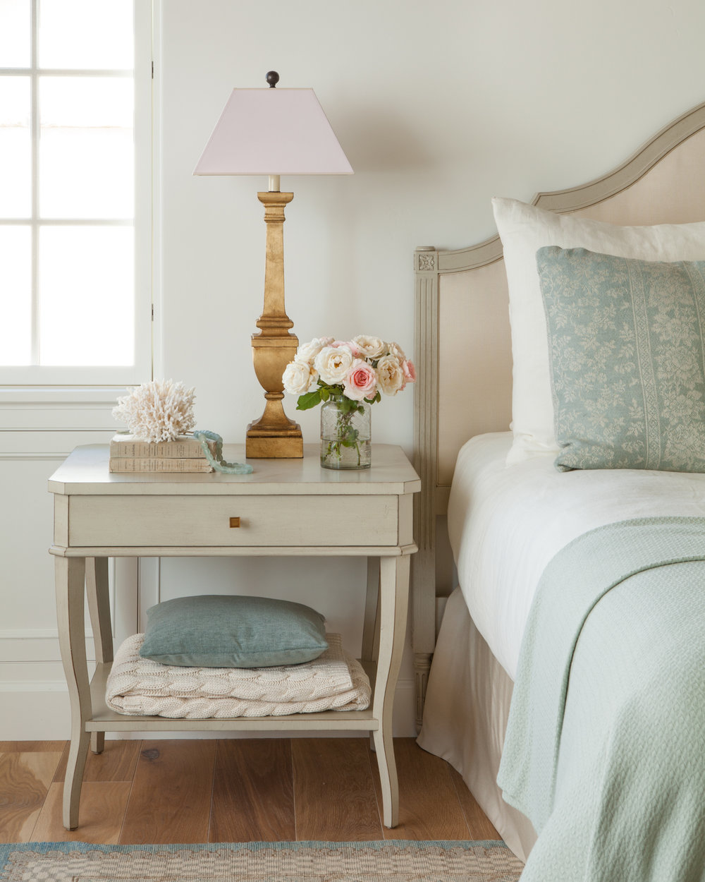 french farmhouse bedroom decor 4 European Farmhouse Decor Ideas {Bedrooms & Bathrooms