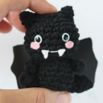 http://www.mummyandannie.com/2015/10/murcielago-amigurumi-patron.html