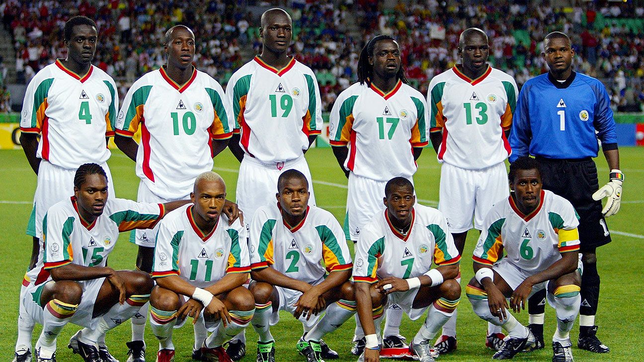 Equipe do Senegal de 2002, Aliou Cissé (atual treinador do Senegal) é o último da direita agachado. Imagem: Arquivos/FIFA