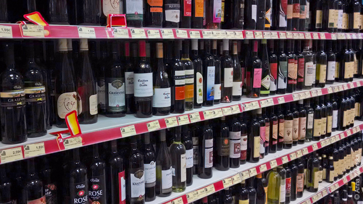 Ассортимент спиртных напитков в супермаркете Черногории
