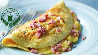 Omelette con verdeo relleno de jamón