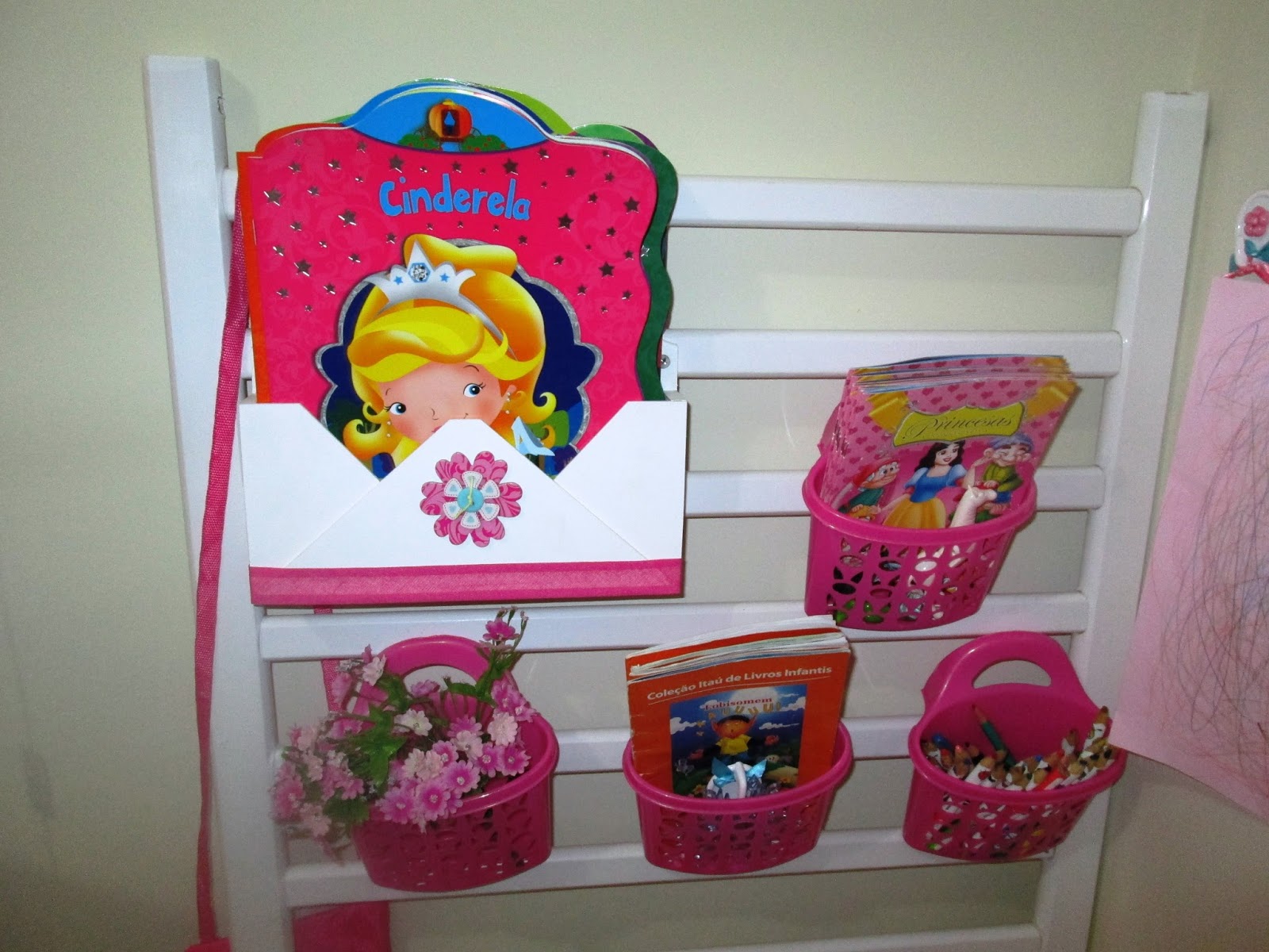 Retratos do Lar: Grade de berço virou porta treco e porta livros infantil