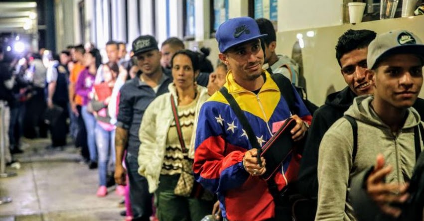 Desde hoy venezolanos solo podrán ingresar al Perú con pasaporte (RES. N° 000270-2018) www.migraciones.gob.pe Desde hoy venezolanos solo podrán ingresar al Perú con pasaporte (RES. N° 000270-2018) www.migraciones.gob.pe