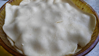 песочный пирог с клубникой перед выпечкой