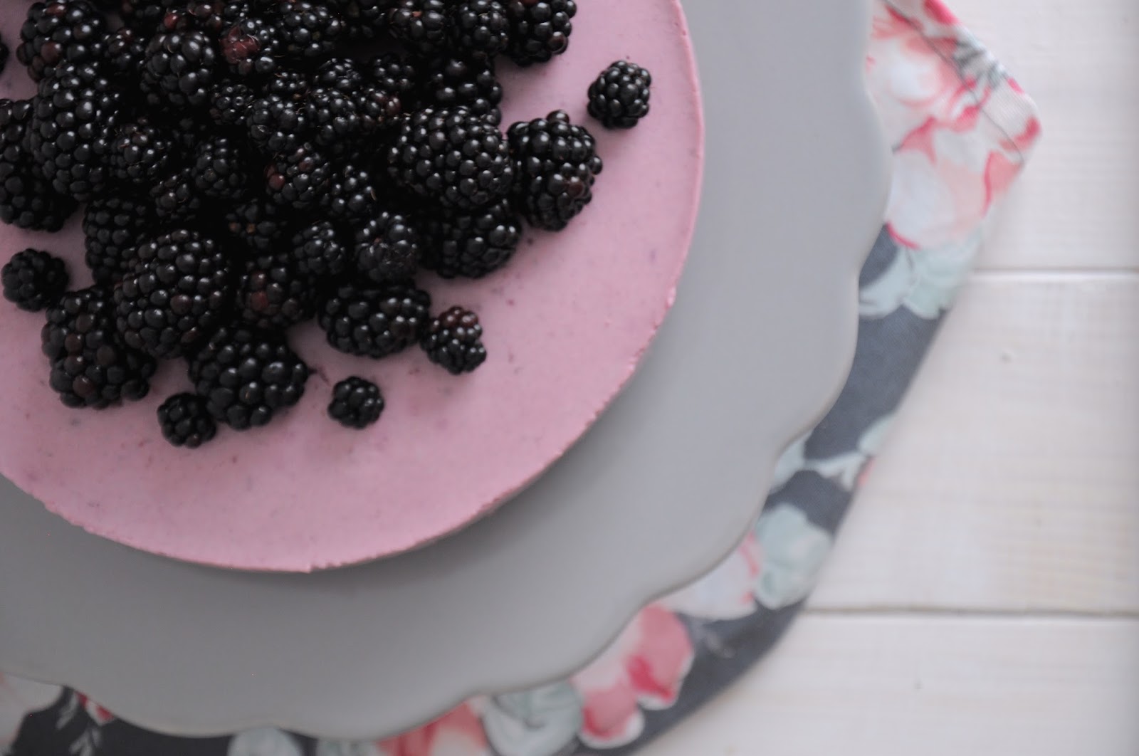 Krümelkreationen: Brombeer-Mousse-Torte mit griechischem Joghurt Krümelkreationen: Brombeer-Mousse-Torte mit griechischem Joghurt