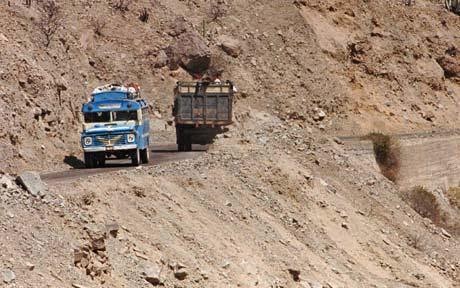 Szakadékba zuhant egy teherautó Peruban - 49 halott