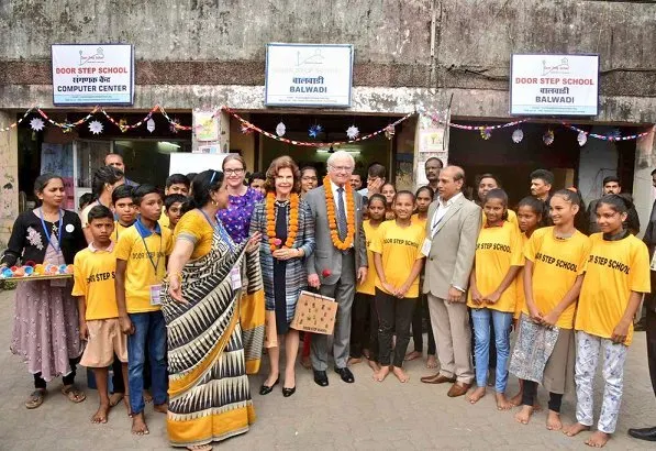 In the afternoon, the King and Queen visited Doorstep School, which gives poor children free education and homework help